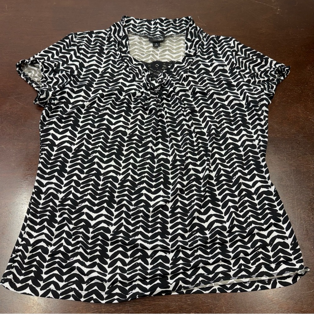 East 5th Black & White Chevron Short Sleeve Top